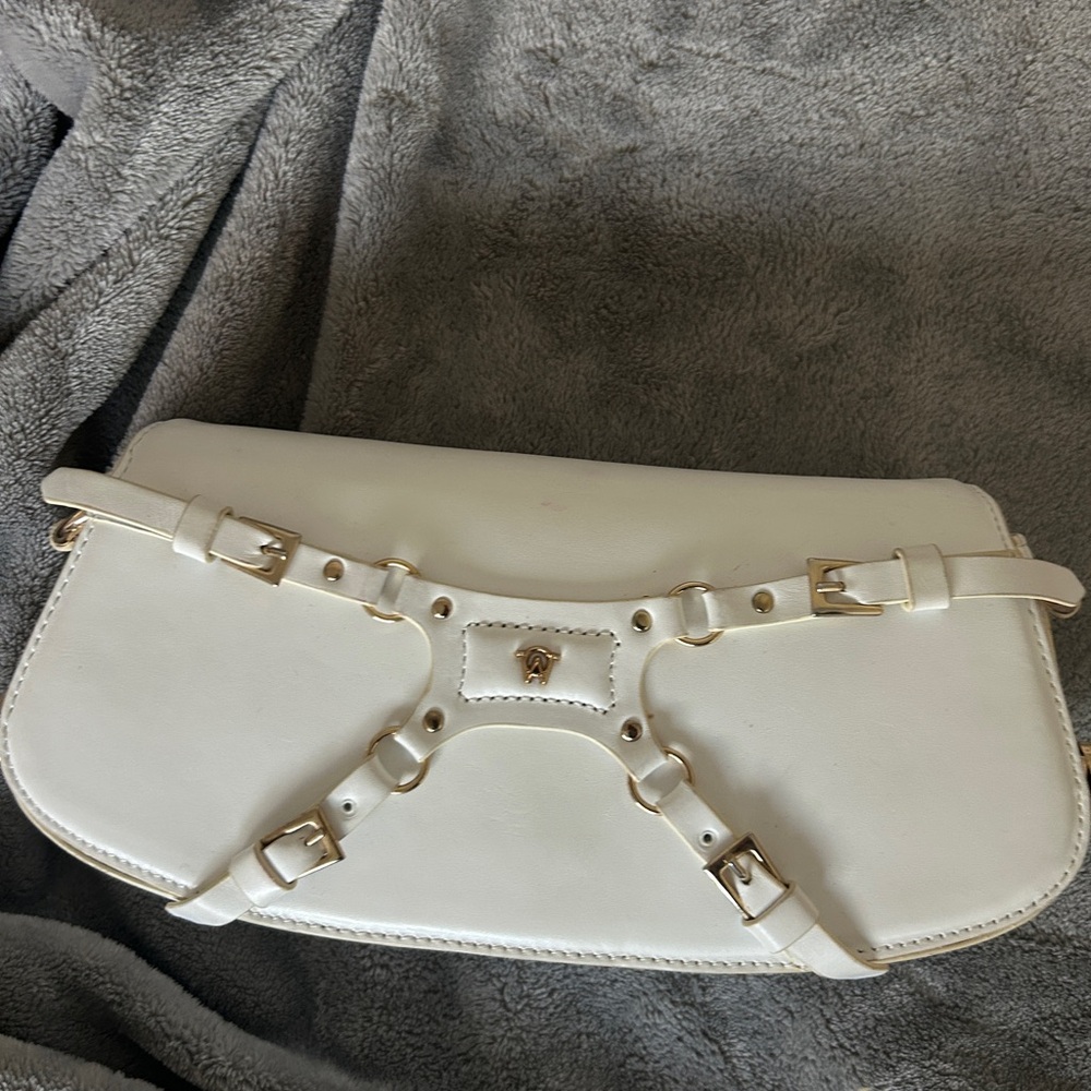 Manc. Lilith in White - Picture 2 of 16